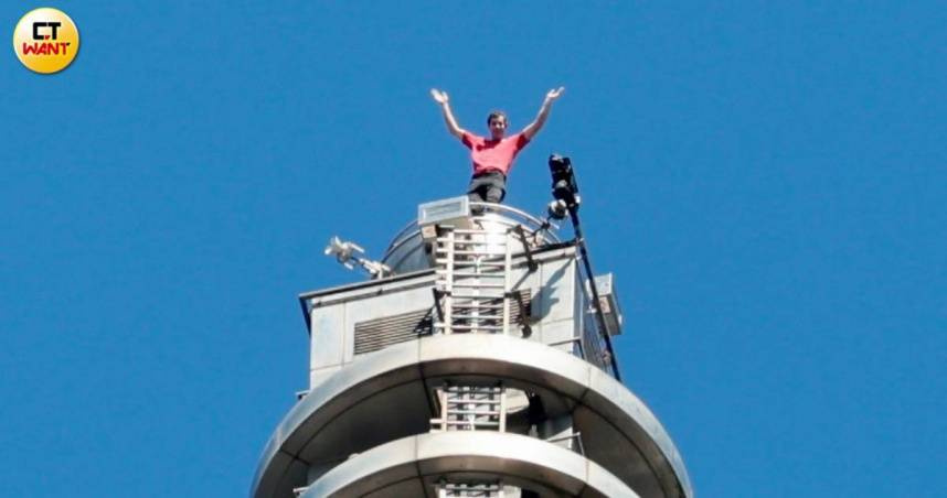 霍諾德挑戰徒手攀登台北101成功登頂。（圖／黃耀徵攝）