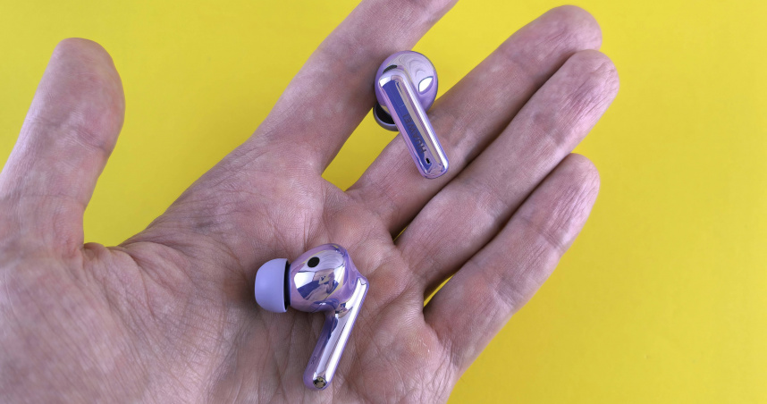 張嘉峻提醒，相關研究顯示，配戴入耳式耳機僅1小時，耳道內的細菌量就會顯著增加。（示意圖／unsplash）