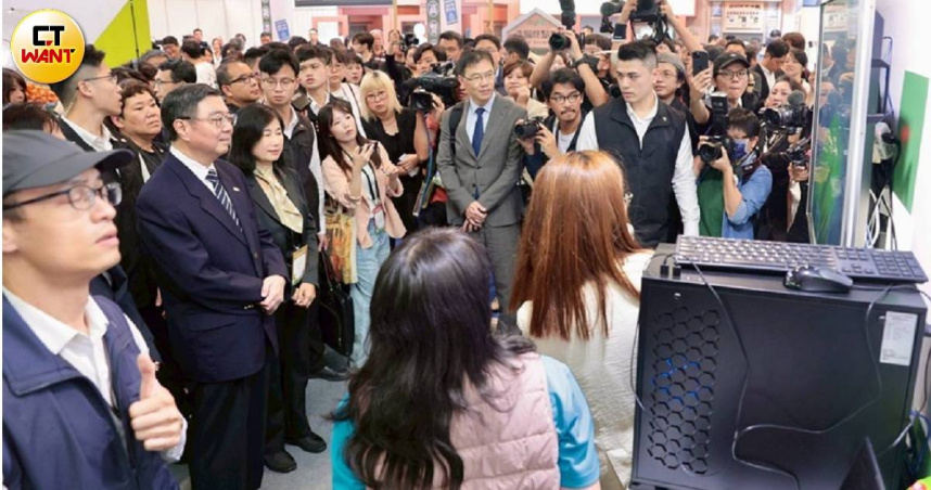 AI人工智慧資訊是最夯話題，相關展覽往往吸引大量人潮與會。（圖／黃耀徵攝）