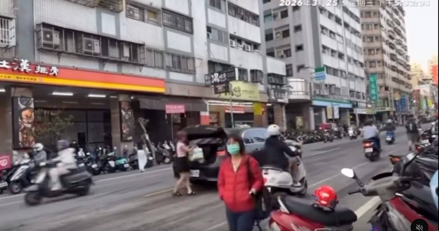 女子為了買飲料將車停在路中央。（圖／翻攝臉書／我是太平人）