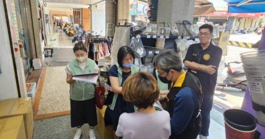 台南市政府聯合相關單位針對塑膠袋販售通路進行價格稽查，現場查核售價、進貨成本及標示情形，以防範哄抬物價與囤貨行為。（圖／台南市政府提供）