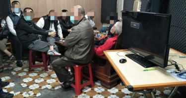 防疫期間賭性堅強 桃園查獲長青天九牌賭客不戴口罩還擠在一堆