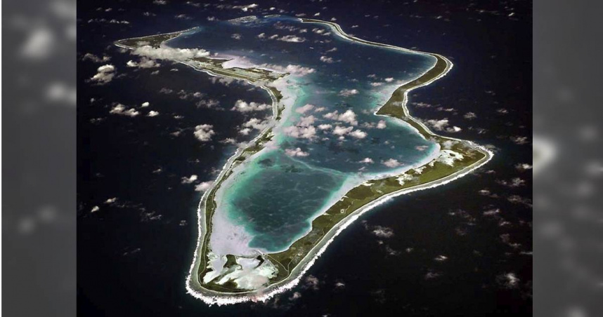 由美國海軍發布的「查哥斯群島」（Chagos Islands）主島「迪亞哥加西亞島」（Diego Garcia）的鳥瞰圖。（圖／達志／美聯社）