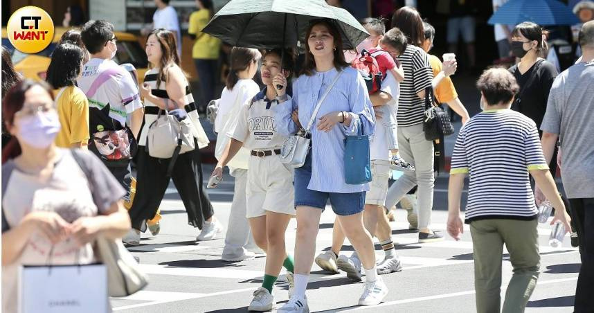 氣象署說明，27日至28日預估東半部高溫約27至29度，西半部約30至33度。（示意圖／黃耀徵攝）