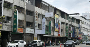 台中太平發生4車連環撞事故，1名50多歲男騎士受困車底失去生命跡象，警消緊急救援送醫。（圖／報系資料照）