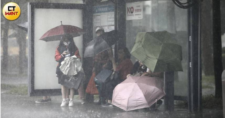 受午後強對流影響，台北市18日下午降下豪大雨，多處地區出現積水情形，公館商圈及信義區排水設施效能也再度受到檢驗。（示意圖／劉耿豪攝）