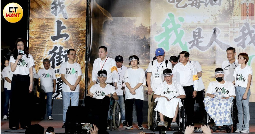 藍營青年歷經逾153小時絕食抗議後，最終坐上輪椅送醫，為反毒油絕食行動畫下句點。（圖／侯世駿攝）