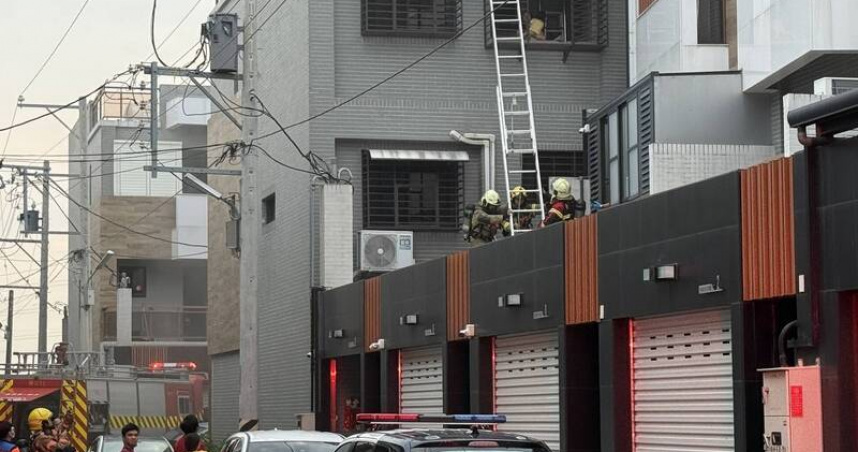 台南柳營透天厝火警一家4口受困陽台　警消「巧借隔壁露台架梯」全數救出