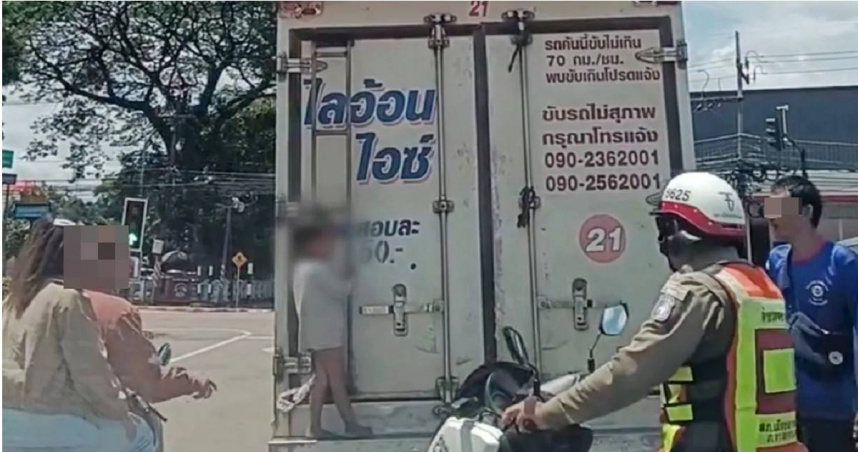 泰國一名4歲男童不知為何爬上一輛小貨車後方，站在車尾隨行超過10公里，十分驚險，所幸他沒有受傷。（圖／翻攝自X）