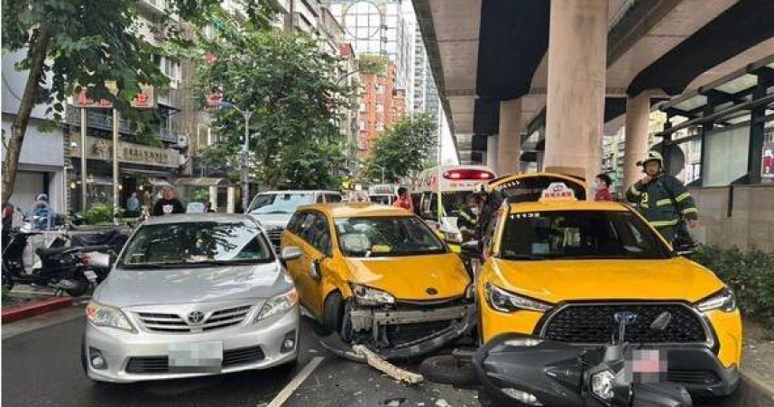 台北市市民大道驚傳一起5車連環撞事故。（圖／翻攝畫面）