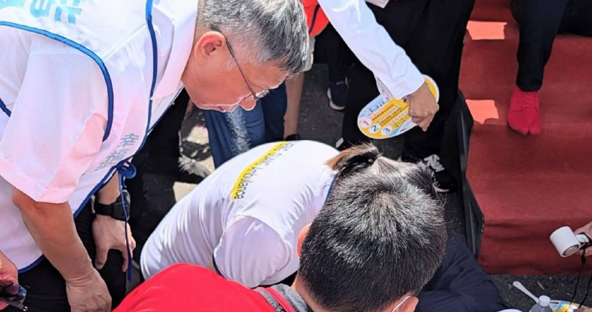 張啓楷競選總部28日舉行成立大會，競總執行總幹事蔡明顯在舞台上突然身體不適摔落台下，柯文哲隨即上前查看狀況。（圖／報系資料庫）
