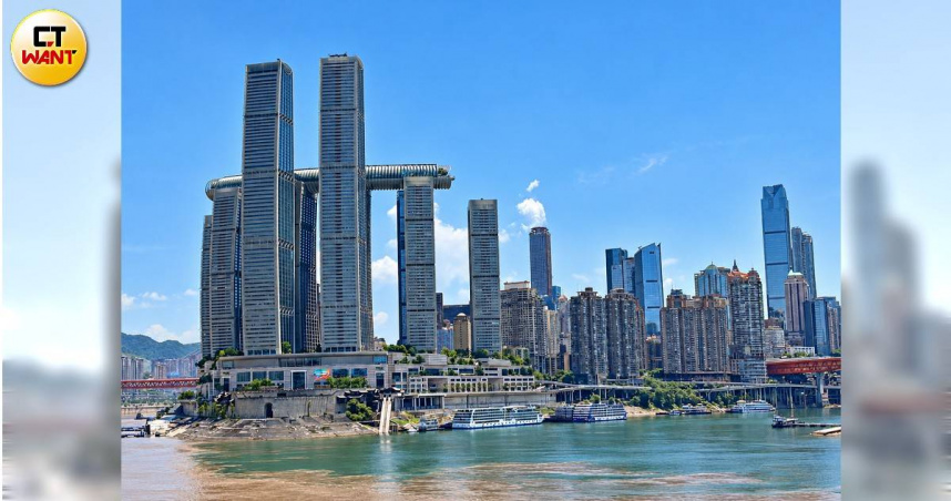位於朝天門的重慶來福士，是由八棟高樓組成的大型建築群，座落在長江與嘉陵江交會區域。（圖／王若攝）