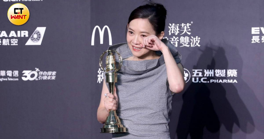 金鐘61／曾寶儀奪獎淚灑舞台自嘲太丟臉　感謝恩師張小燕：帶我找到一輩子的工作