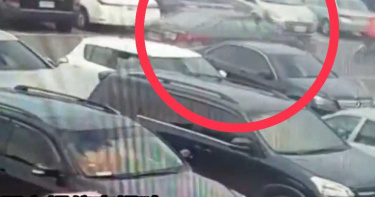 老翁誤將油門當剎車踩 暴衝直撞11輛車