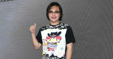 范植偉搭網紅叫賣Seafood求生存 直盯巨球搞笑:「長輩」我來看就好!