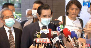 馬英九批蔡「髮夾彎紀錄非常多」遭民眾潑紅色果汁