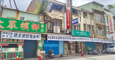 桃園鐵路地下化徵收遭拒 20住戶掛白布條批「官逼民反」