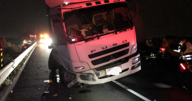 國道南下麻豆路段聯結車變換車道不當打橫 3車撞一塊7人傷