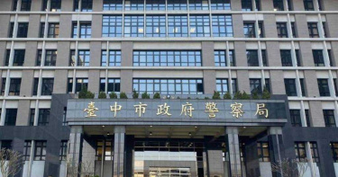 台中男保時捷載妹「邊開車邊講電話」被攔 嗆警「外套9萬」下場慘了