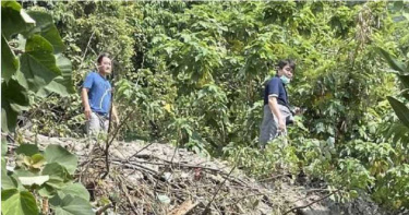 玩手機聊天畫面曝!李義祥坐工程車旁 冷眼漠視旅客逃命