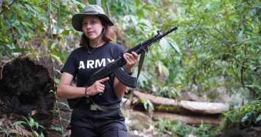 緬甸選美皇后放棄演藝圈當反抗軍! 扛衝鋒槍反對軍政府