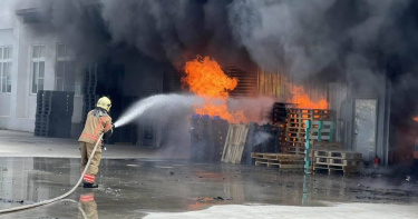 台南麻豆一家交通物流公司倉庫22下午1點多發生火警，幸好員工都安全疏散。（圖／讀者提供）