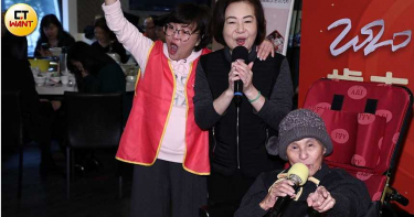 歌王文夏遭餵毒首露面 高歌「媽媽請你保重」逼哭人