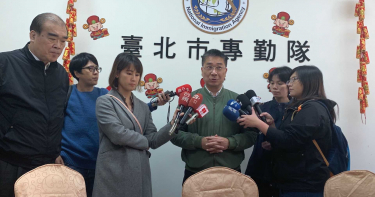 感謝專勤隊辛勞 徐國勇與專勤隊圍爐