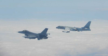 中共軍機又繞台飛行!我F-16戰機掛彈升空貼身監控