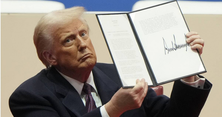 美國狂人總統川普20日宣誓就職後，隨即簽署了多項行政命令！（圖／達志／美聯社）