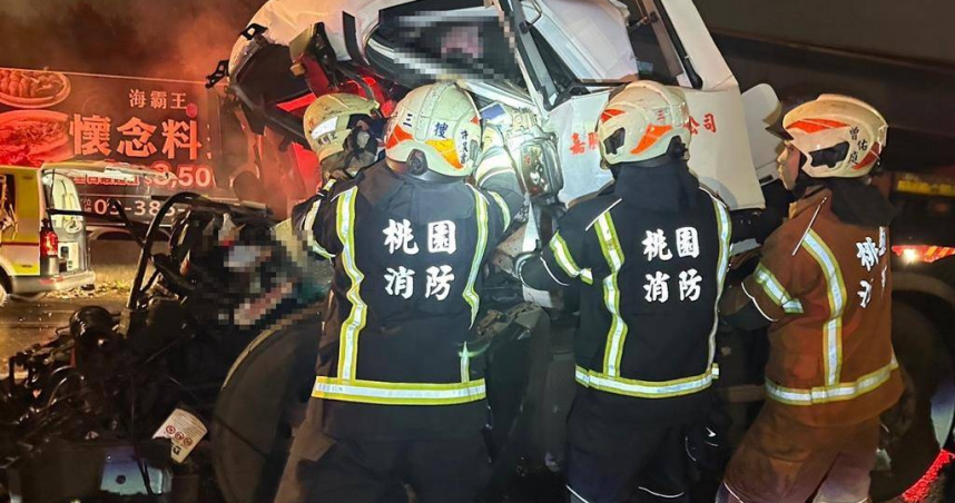 桃園市大園區中正東路交流道，23日凌晨4時許，約54歲黃姓男駕駛1輛曳引車疑似未注意前車狀況，追撞前方51歲張姓男駕駛的曳引車，因撞擊力道過大，導致黃男當場OHCA，送醫後仍宣告不治。（圖／翻攝照片）