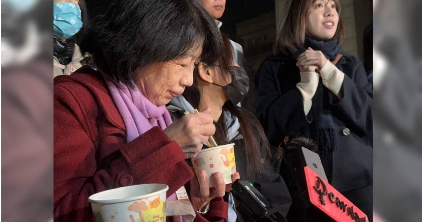 陳佩琪現身小草「北所小圍爐」活動現場，還聊起柯文哲收押禁見的軼事，更曝光柯文哲的光頭其實是一名曾當過寵物美容師的舍友幫忙剃的。（圖／中國時報柯毓庭攝）