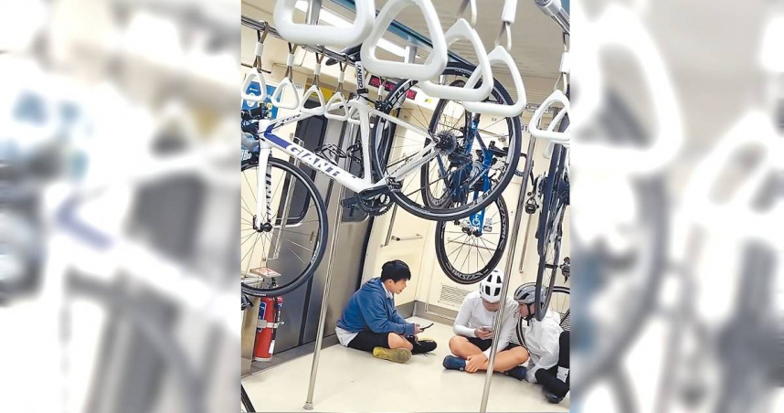 有民眾在thread發文，指出有3名單車族在搭乘台北捷運時，把自行車懸掛在捷運車廂內拉環上方橫桿上，搖搖晃晃相當危險。（民眾提供／丁上程台北傳真）