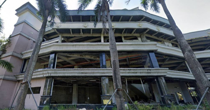 高雄觀音山的「匯智龍城」荒廢近20年，近日終於拍賣掉了。（圖／Google Map）