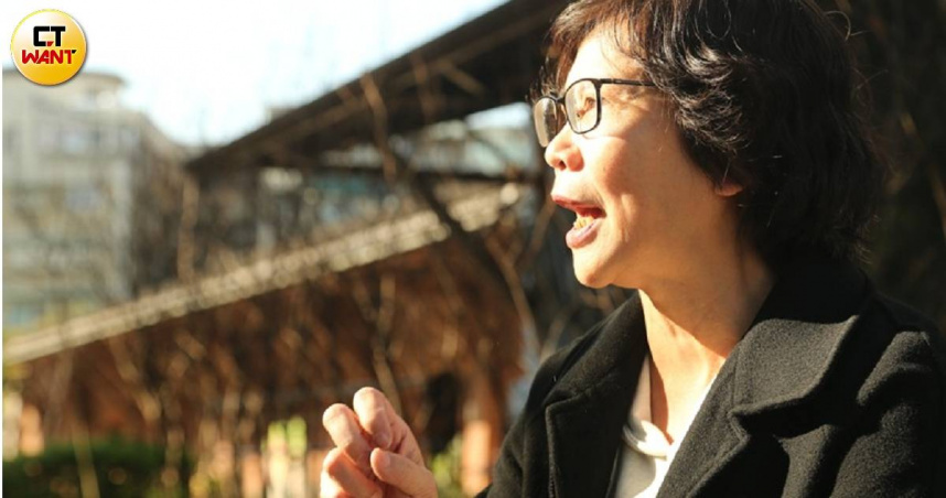 8日晚間首場民眾黨主席補選政見會前，候選人蔡壁如喊出「承擔才能改變台灣」。（圖／黃鵬杰攝）