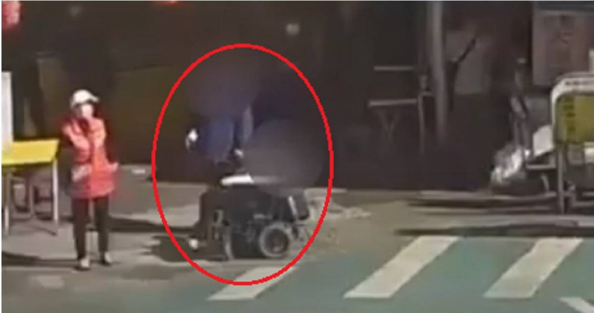 基隆廟口發生一起搶錢案！一名37歲朱姓男子昨（11日）下午因「肚子太餓」竟起歹念，動手搶劫一名坐輪椅的劉姓女子，2名熱心路人見狀，立刻上前追趕朱男並將其擒拿，警方獲報到場後，隨即將他帶回警局，後續依違反《搶奪罪》移送法辦。（圖／翻攝畫面）