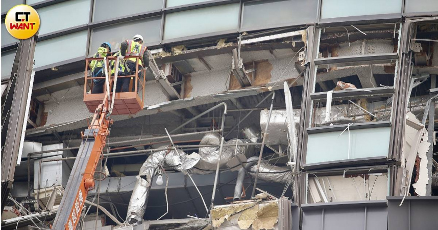 新光三越今日表示，將提供每位罹難者家屬1100萬元補償金，其中包含慰問金、保險理賠及其他補償等。（圖／黃耀徵攝）