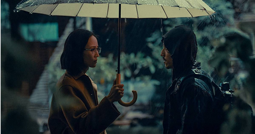 《The Outlaw Doctor 化外之醫》張鈞甯（左）和連炳發在影集中不時出現曖昧互動，心動瞬間閃滿粉紅泡泡。（圖／公視、中華電信、瀚草文創）