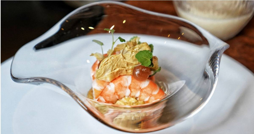 「白蝦 腐皮 參峇」拆解叻沙麵食常見元素，透過搭配以米麴發酵製成的微甜「甘酒」連結「米線」意象。（圖／魏妤靜攝）