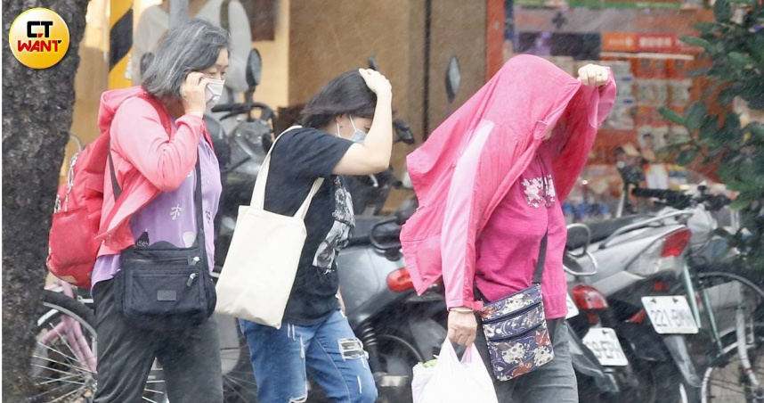 華南雲雨接力輸送水氣，明天（6日）到周五仍有一波一波雨勢移入。（圖／黃耀徵攝）