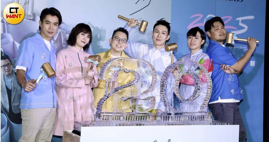 「蘇打綠」貝斯手馨儀（左2）被直擊和老公單為明簽字離婚。（圖／侯世駿攝）