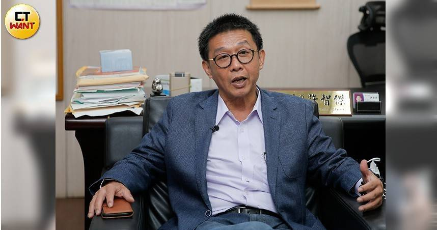 2025年鳳山跑3校越野馬拉松賽事現場，獎盃因採用共軍95式衝鋒槍造型引發爭議，立委許智傑親自出面致歉。（圖／黃耀徵攝）