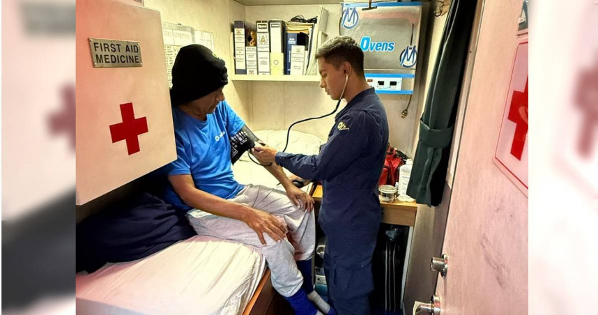 接受醫護人員檢查身體的納帕。（圖／翻攝自社群網站X）