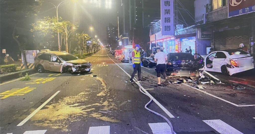 轎車碰撞後原地自轉，車尾全毀。（圖／翻攝畫面）