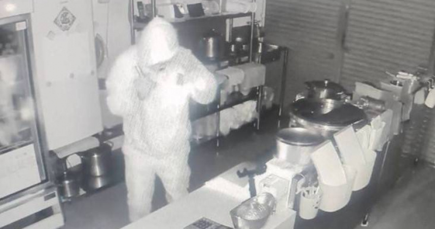 竊賊身穿實驗室防塵衣進入小吃店行竊，造成店家損失2.7萬元，警方已鎖定身分通知到案。（圖／翻攝畫面）