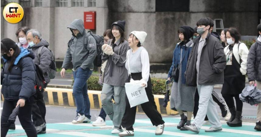 氣象署表示，明天（3日）清晨各地天氣偏冷，北部及東北部有局部10度以下低溫發生的機率。（示意圖／劉耿豪攝）