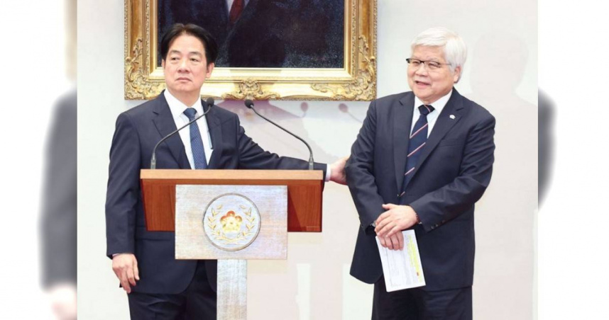 鄭麗文建議，賴政府應該立即暫緩台積電投資美國，並且改善兩岸關係，如果真做了，他不相信美國不會立即與台灣談判豁免對等關稅。圖為賴總統與台積電董事長魏哲家日前說明投資美國計畫（圖／報系資料照）