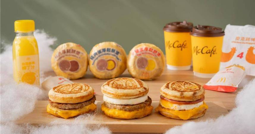 麥當勞超人氣早餐「McGriddles厚鬆餅堡系列」今(23)日回歸，吸引排隊搶購人潮。（圖／麥當勞提供）