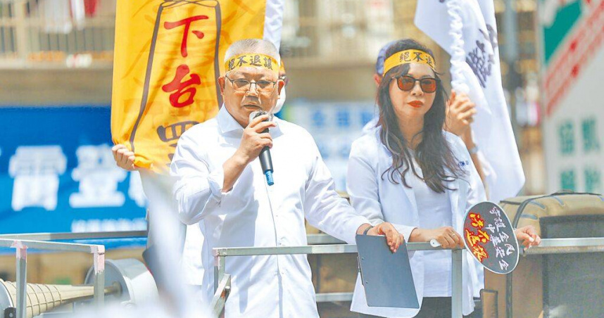 藥師公會全聯會理事長黃金舜（左）4月率領藥師到衛福部抗議。（圖／翻攝畫面）