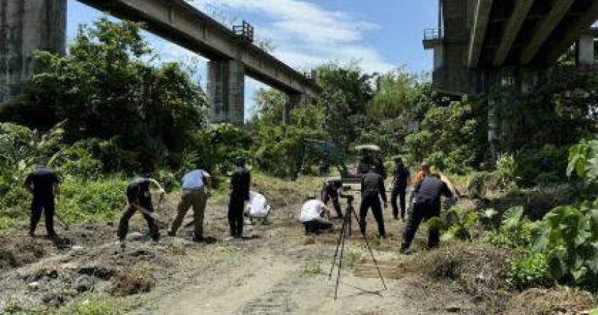 果農在產業道路旁發現人體右大腿骨，檢警還陸續挖出頭骨及上下肢，初判為40歲以上男性。（圖／翻攝畫面）